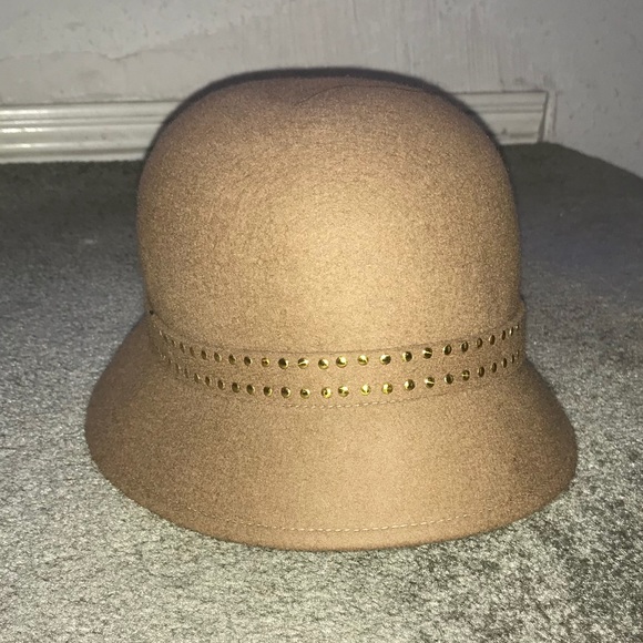 Tan Women’s Cloche Bell Derby Hat MUST GO - Picture 2 of 4